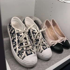 Dior skor - Dior skor endast provade! Storlek 37 men passar även 38! Perfekt skick. Väldigt populära. Skriv för frågor 💖