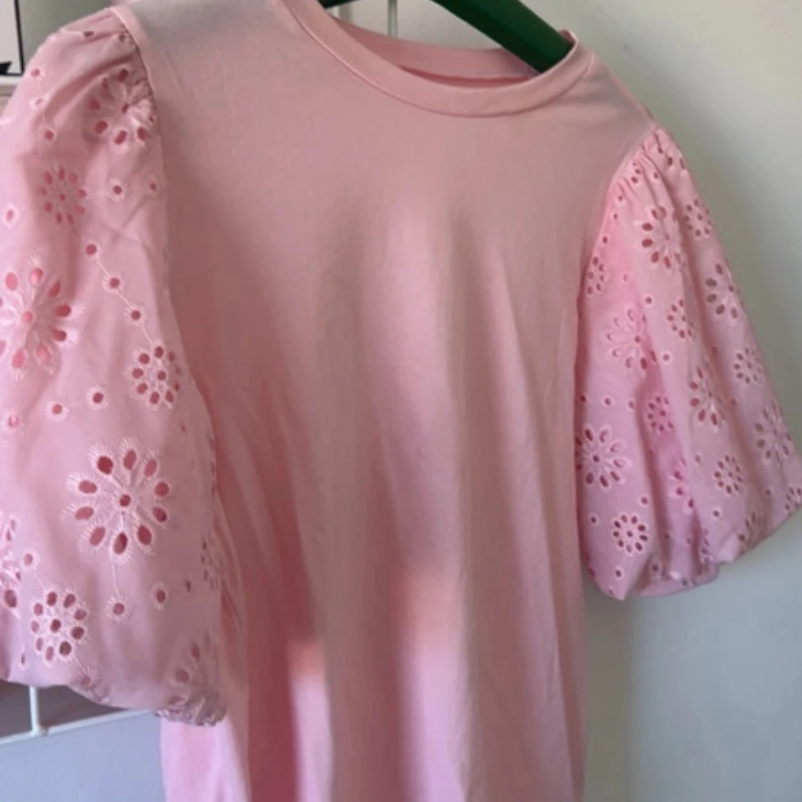 Rosa blus med puffärmar och 