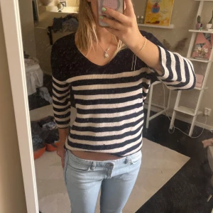 Randig trekvarts tröja - Säljer denna randiga tröja! Kontakta vid frågor eller intresse❣️(Strl L men passar mig som vanligtvis bär S)
