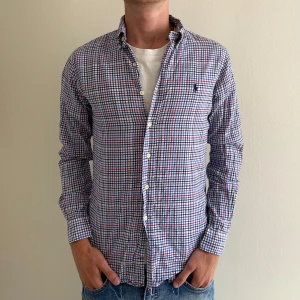 Ralph Lauren skjorta - Snygg rutig skjorta från Ralph Lauren. Väldigt bra skick, som ny  utan skavanker. Storlek S och modellen på bilden är 176cm. Nypris 1399kr, köp för endast 399kr. 
