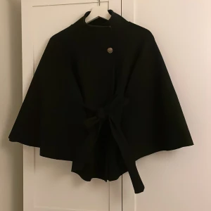 Poncho - Säljer denna jätte fina och populära ponchon från Missäy, som kommer i one size och är i väldigt bra skick.