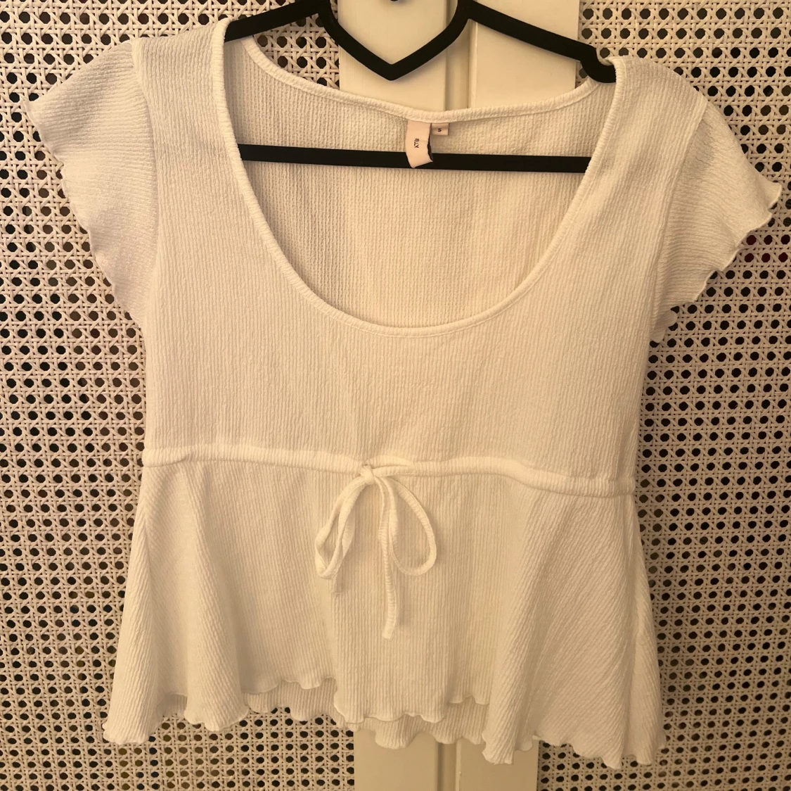 Vit ribbad blus med knyt i midjan