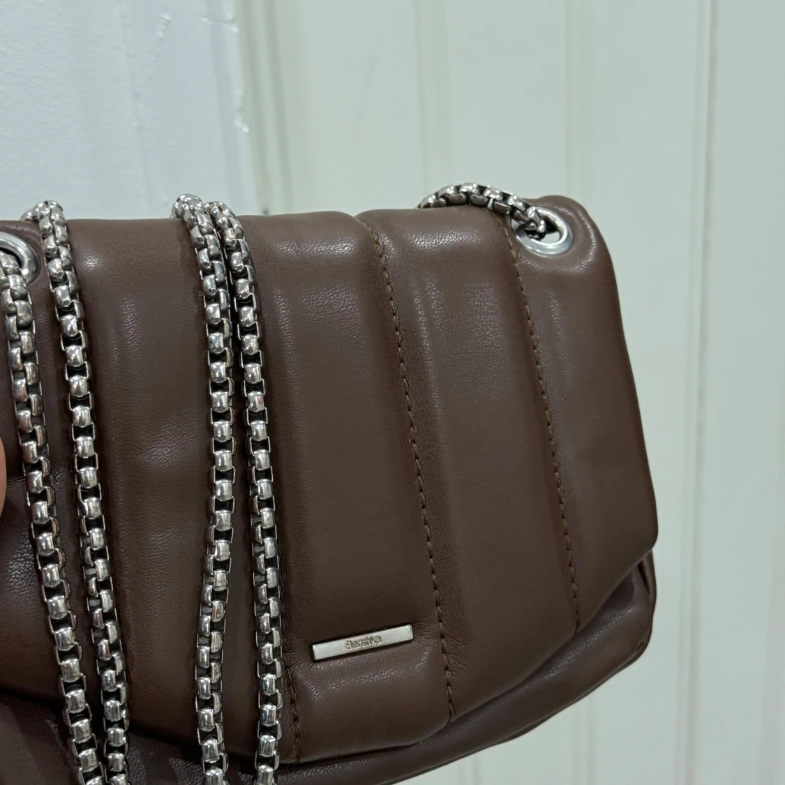 Brun quiltad axelväska från Bershka