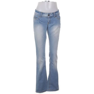 Lågmidjadd ljusblå bootcut jeans  - Snygga ljusblå lågmidjade jeans med bootcut och utsvängda ben. Klassisk femficksmodell med dragkedja och knapp framtill. Jeansen har en cool tvätt som ger en avslappnad vibe. Perfekta för dig som gillar retrostil och vill sticka ut. Från veromoda, köpta på sellpy 💝