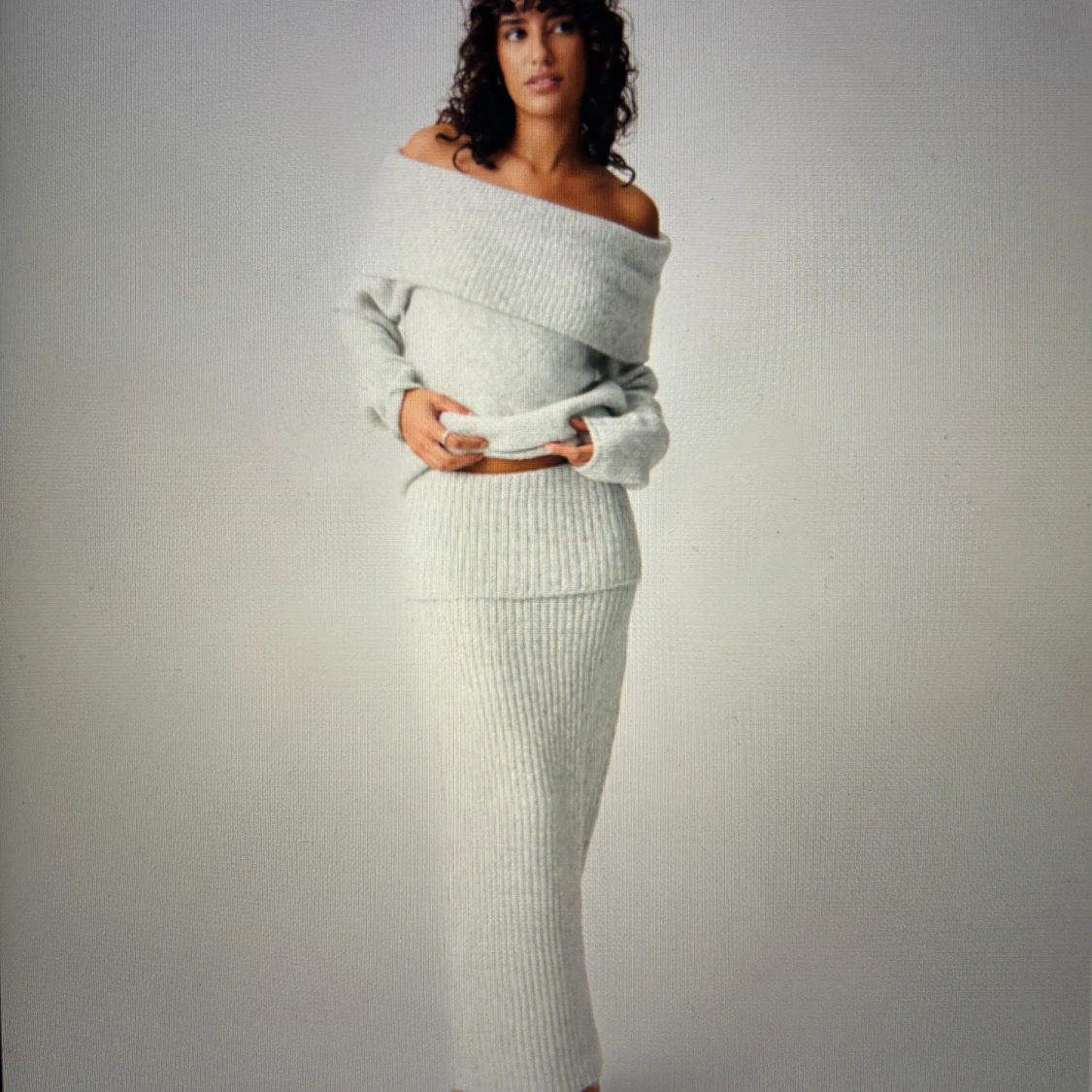 söker Ljusgrå ribbad långkjol