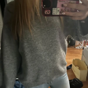 Grå stickad tröja  - Oversize stickad tröja, inte jättebra skick därav priset men inga defekter som påverkar användningen