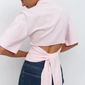 Ljusrosa omlottopp med knyt - Superfin ljusrosa topp från Gina tricot. Aldrig använd endast testad stl xs 💕