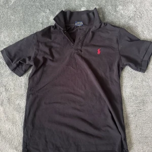 Ralph Lauren Piké - Använd en eller två gånger, känns som ny. Sitter riktigt bra och ser alltid stilren ut 🔥.
