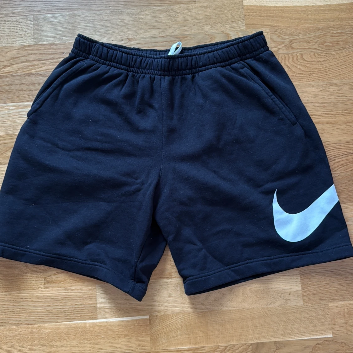 Svarta Nike shorts med logga