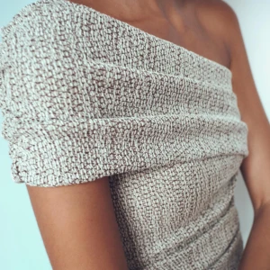 Beige oneshoulder topp från Zara - Säljer en beige oneshoulder topp från Zara💕storlek s 