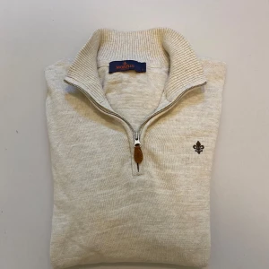 Beige morris halv zip S - Beige stickad Morris half zip //  Mycket bra skick //  Storlek S //  Skriv vid minsta fråga eller fundering💯🤝