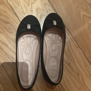 Ballerina skor - Dvarta bellerinaskor, rosett med guld detalj