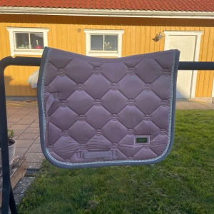 Equestrian Stockholm schabrak - Jag säljer ett equestrian Stockholm schack i rosa med pärlor runt hela. Använt ett antal gånger men ändå ganska bra skick