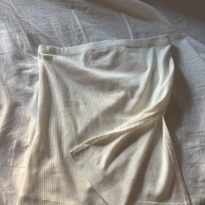 Vit tubtopp med slits  - Superfräsch vit ribbad tubtopp med slit som tyvärr inte kommer till användning😊