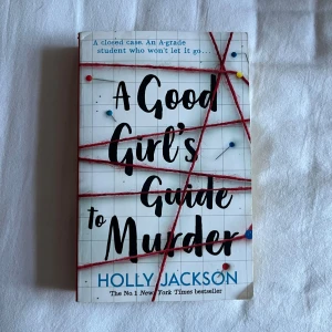 A Good Girl's Guide to Murder - En spännande thriller om en student som vägrar släppa ett gammalt mordfall. Perfekt för dig som gillar mysterier, hemligheter och att följa en smart huvudperson som söker sanningen. En bästsäljare som håller dig på helspänn från första sidan! Engelska versionen!