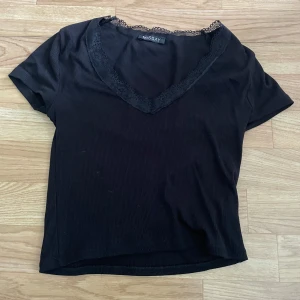 Spets Topp - Topp från MISSÄY. Nypris 150kr. Köparen står för frakten. Pris kan diskuteras vid snabb affär.