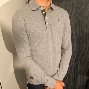 Pikétröja från Morris - En jättefin grå piké tröja ifrån Morris! Den är lite stor i storleken så sitter mer som en medium. 