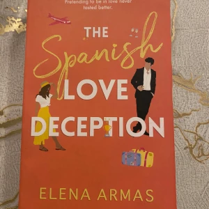 The Spanish Love Deception - En charmig bok med färgstark design och res-tema, perfekt för dig som gillar romantik och humor. Omslaget visar två unga vuxna, resväskor och flygplan, vilket ger vibbar av äventyr och kärlek. Passar dig som vill ha en lättsam och underhållande läsupplevelse.