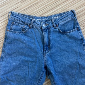 Blå straight jeans från BikBok - Snygga blå jeans från BikBok med rak passform och klassisk femficksdesign. Jeansen har medelhög midja. 