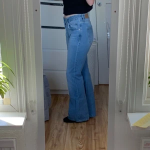 Ljusblå bootcut jeans - Ljusblåa jeans i modellen ”Low boot” ifrån Lager157. Säljer då dem inte kommer till användning längre 💕