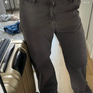 Grå wide cargopants från Weekday - Säljer ett par grå cargopants från Weekday med breda ben och hög midja. Men som man också kan ha mid waist. Byxorna har stora fickor på sidorna och bak, samt klassisk knapp och dragkedja framtill. Materialet är bomull och passformen är loose för en chill vibe. Dom är uppsprettade, då jag vill att dom skulle bli lite längre 💕