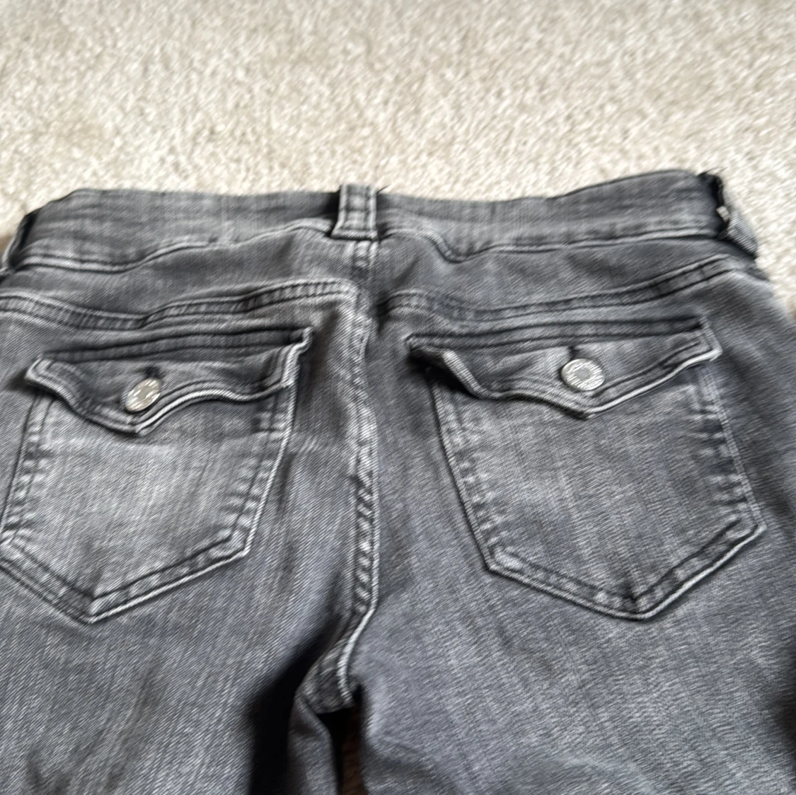 Bootcut grå jeans från H&M - 1