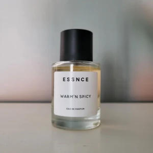 Essnce Warm'n Spicy - Essnce's take on La vie est belle från Lancome. Knappt använd, har förvarats mörkt, skickas i originalkartong. 🌸 öppen för prisförslag 🩷