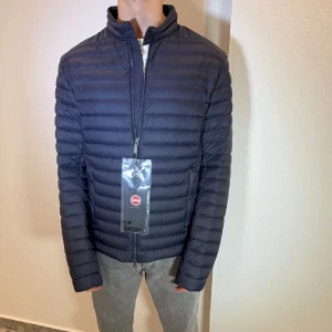 HELT NY Marinblå Colmar dunjacka  - HELT NY marinblå tunn dunjacka från Colmar (med knäppning vid halsen) || Storlek M (50) || mitt pris 1699kr || modellen på bilden är 170cm och väger 60kg || tveka inte på att höra av dig vid frågor 