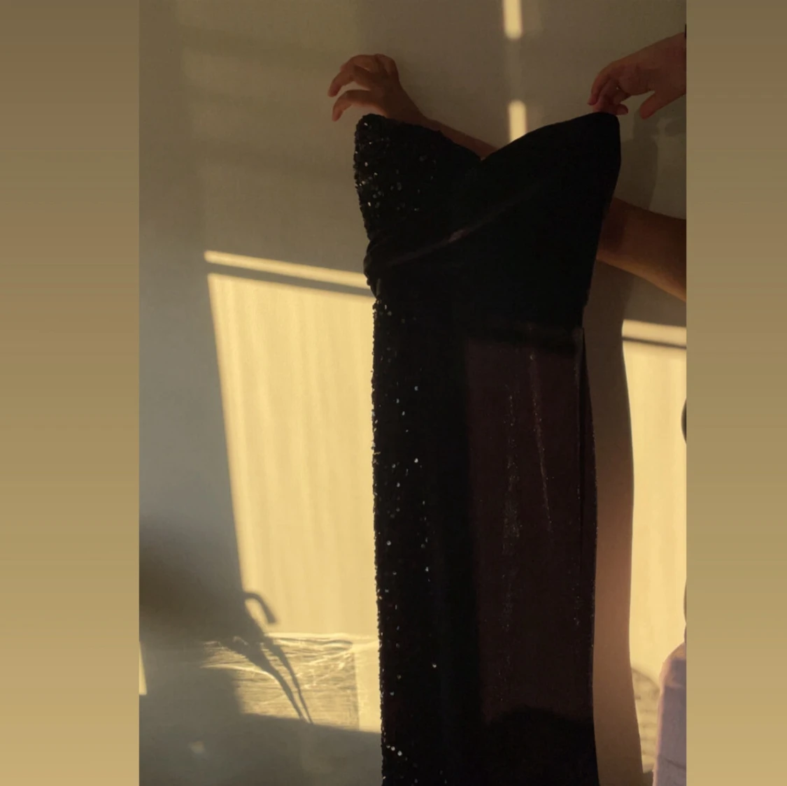 Svart glittrig långklänning med slits - 1