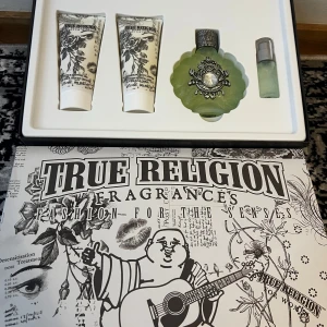 True Religion Purple Haze parfymset - Det finns en shower gel & body lotion o 2 parfym flaskor. Allt levereras i en snygg förpackning och ingen av dem är använda.