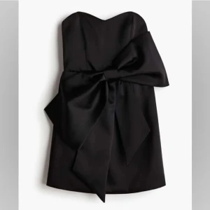 Svart bandå klänning med rosett - Endast använd en gång. Superskick förutom att dragkedjan är lite trög💗