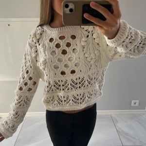 Stickad tröja - Unik vit stickad tröja med vackra mönster! Passar lika bra till våren och sommaren, som till hösten och vintern. Oanvänd och i storlek xs. 🩷
