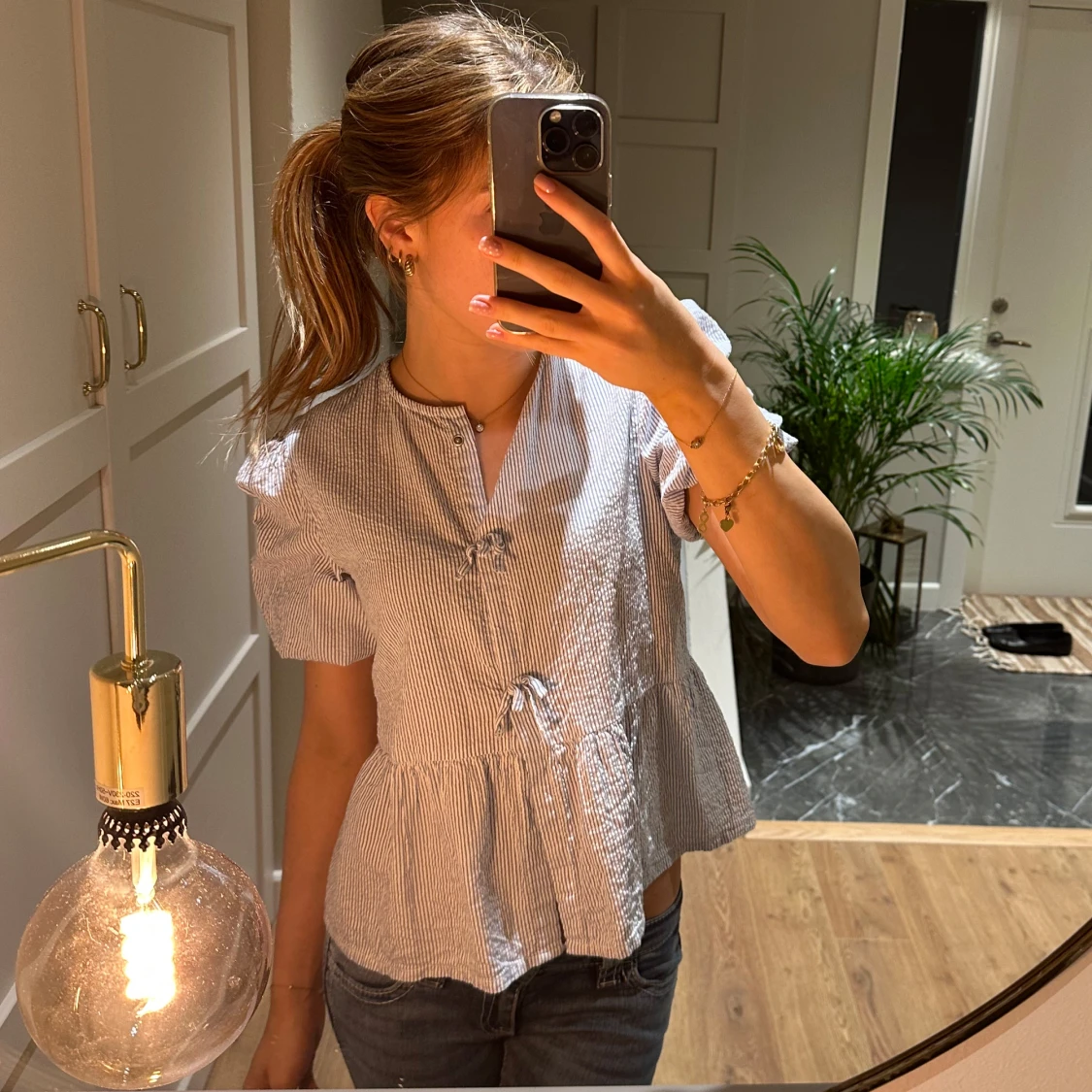 Randig blus med rosetter från H&M