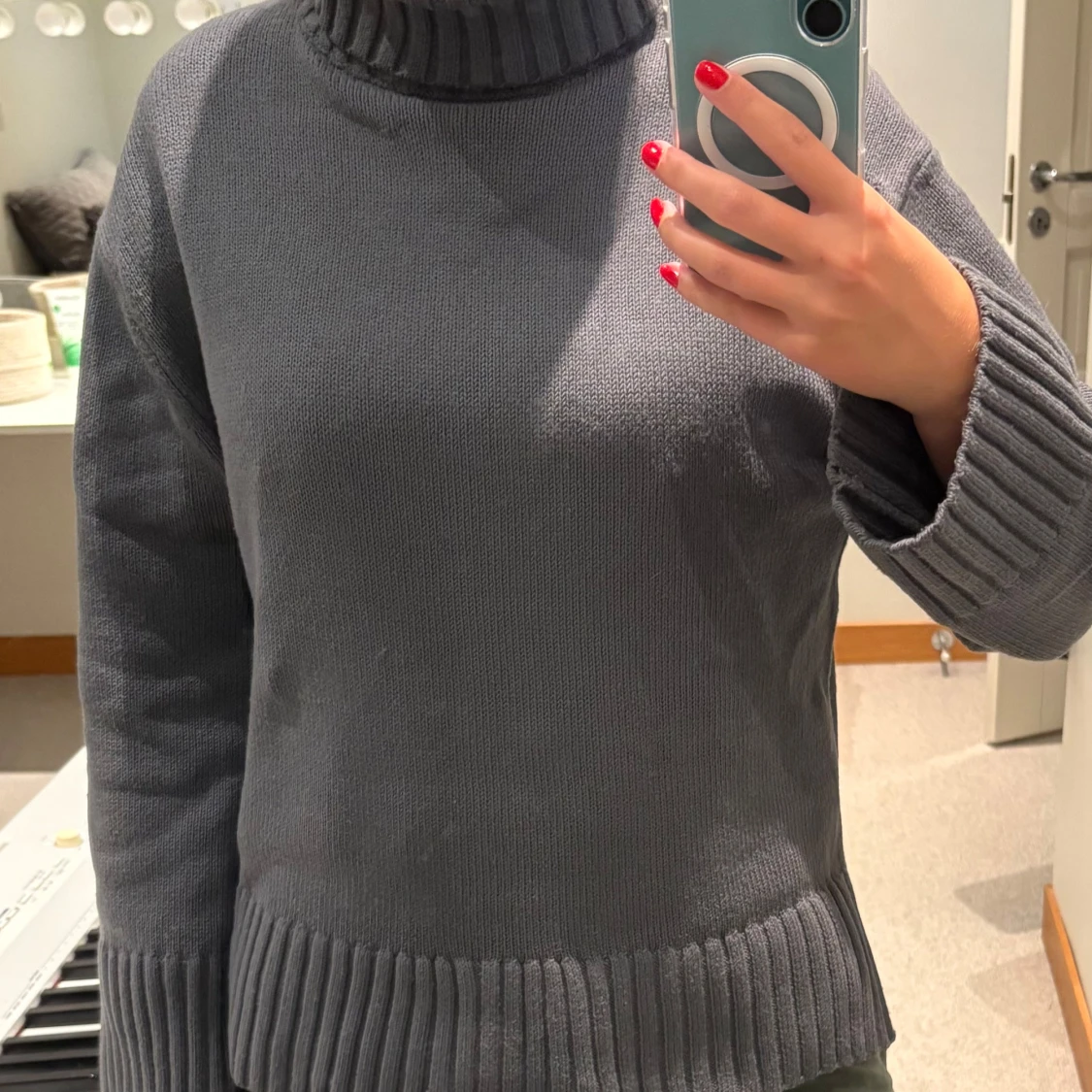 Mörkgrå stickad polotröja från H&M