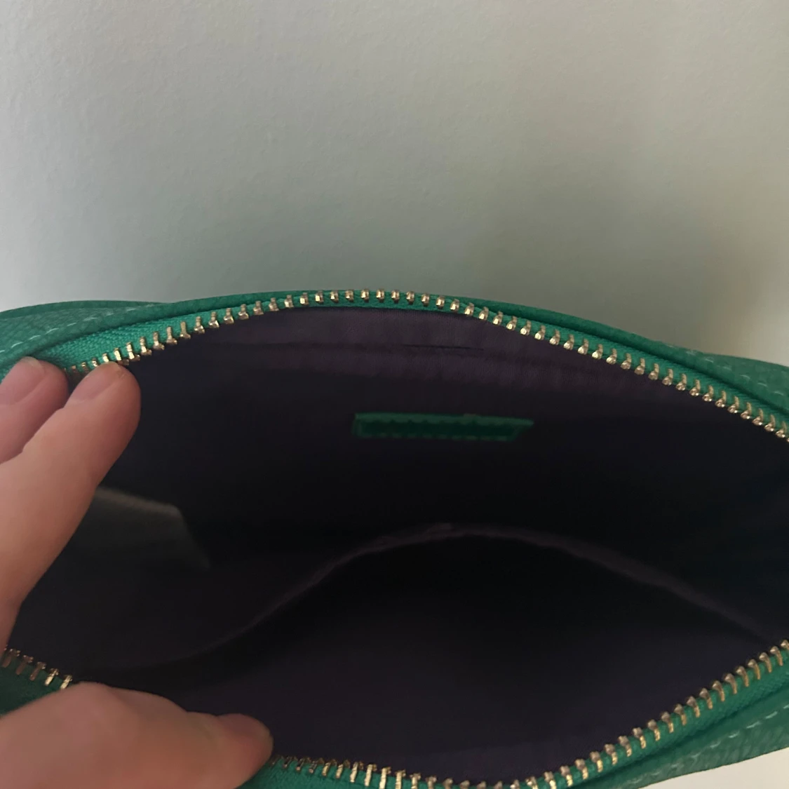 Grön axelväska med mönstrad framsida - 1