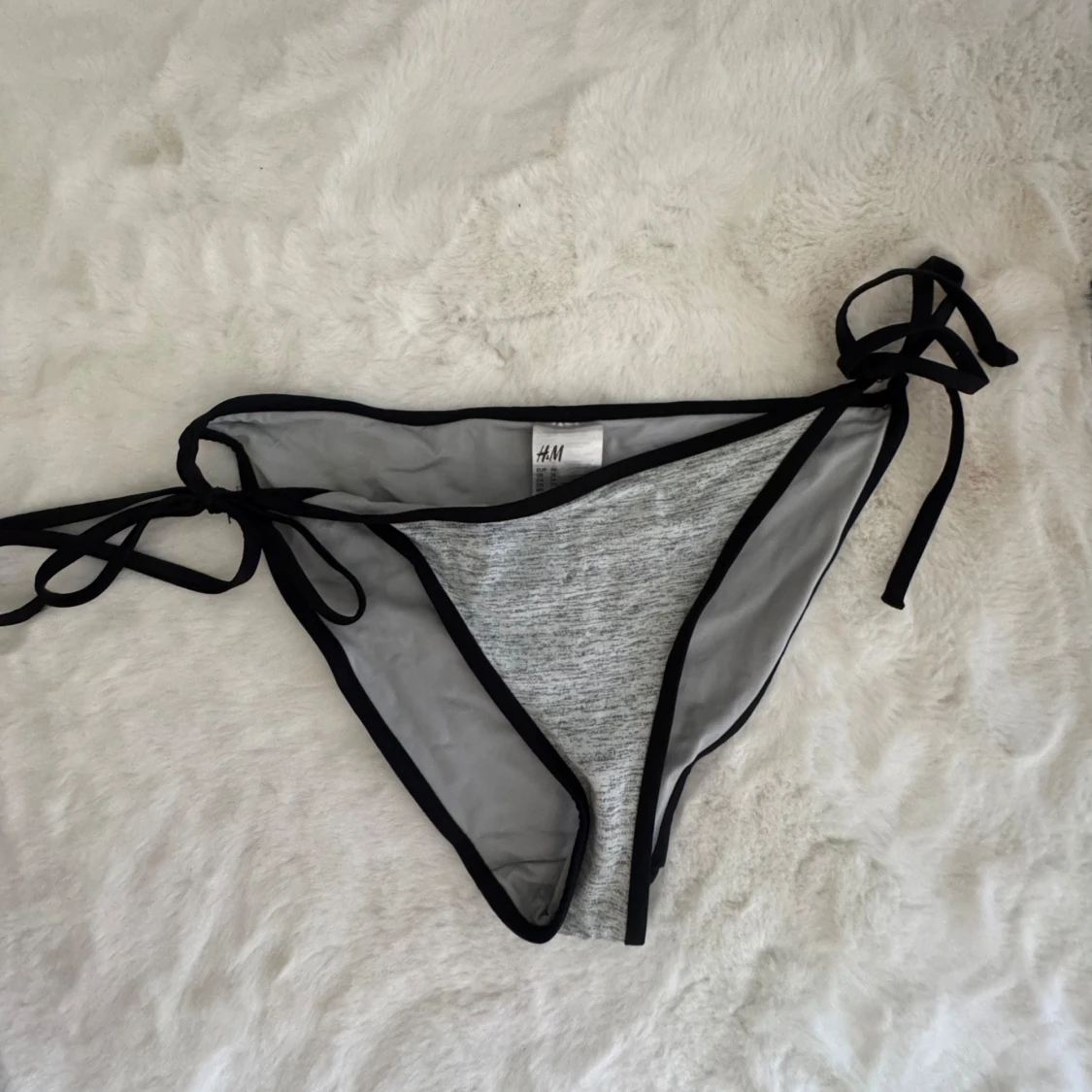 Grå bikiniunderdel med svarta kanter H&M