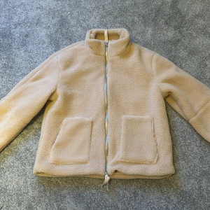 Teddyjacka - Säljer pga fel storlek, trendig höstjacka, bekvämt material! 