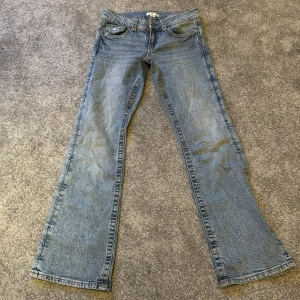 Jeans - Så snygga jeans! Färgen passar till allt! Sköna att ha på sig! Passar både xs och s skulle jag säga