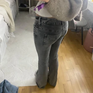 Grå jeans  - Aldrig använda stl xs från gina 14+ säljer då ja köpte fel stl 