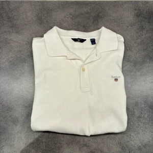 Vit pikétröja från GANT - Säljer nu denna gant picke i oanvänd skick ! Passar S kom gärna med prisförslag mvh 