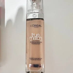 L'Oréal True Match Foundation 4.N - True Match Super-Blendable Foundation från L'Oréal Paris i nyansen 4.N Neutral. Kommer i en stilren glasflaska med pump och silverdetaljer. Innehåller hyaluronsyra för återfuktning och har en lätt, krämig konsistens som smälter in i huden. Volym: 30 ml.säljer eftersom det är fel nyans för mig och har använt den bara 1 gång.