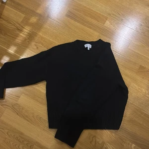 Svart stickad tröja från & other stories  - Säljer en svart stickad tröja från & other stories med rund hals och långa ärmar i väldigt fint skick 