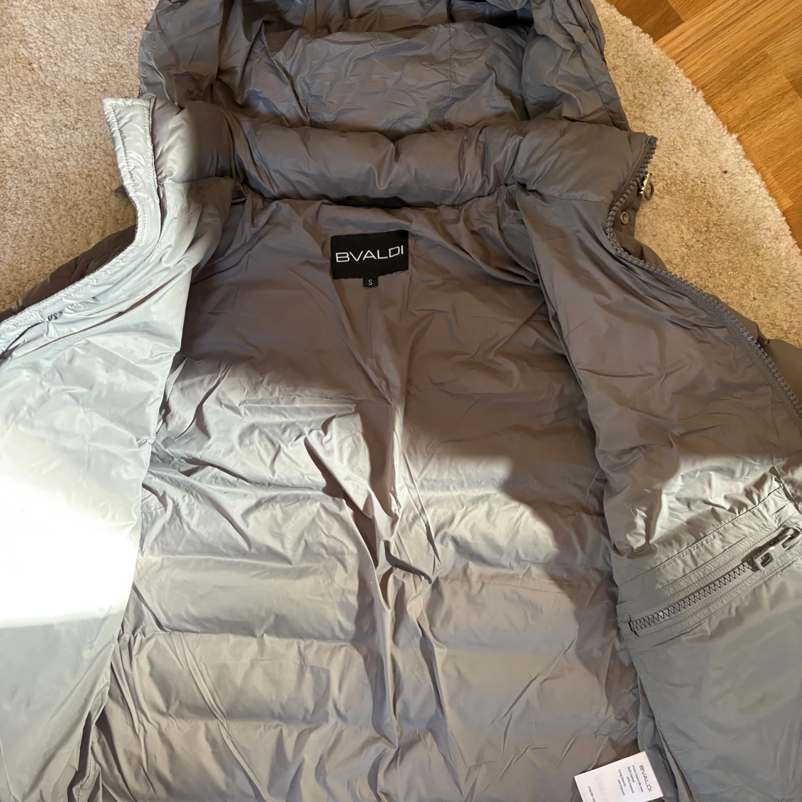 Grå pufferjacka från Bvaldi med huva - 3