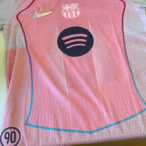 Barcelona Lamine Yamal rosa fotbollströja - Det ända som behövs sägas är Lamine Yamal🤷‍♂️Vem tar denna tröja innan han bloooow up⏳?