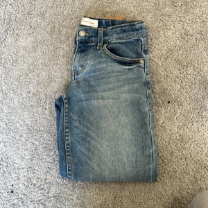 Levi's Loose Taper jeans ljusblå - Ljusblå jeans från Levi's med loose taper passform. Klassisk femficksdesign, Levi's patch bak. Jeansen har en avslappnad siluett och är gjorda i slitstarkt denimtyg. Perfekt för en chill och trendig look. Benen på jeansen mätt från midjan är 82cm långa