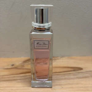 Miss Dior Blooming Bouquet parfym - Miss Dior Blooming Bouquet parfym i en rektangulär glasflaska med ljusrosa innehåll och silvrig detalj på korken. Parfymen är en roll-on vilken gör den lätt att applicera. Parfymen är endast använd 1-2 gånger och skulle säga att 95% av innehållet är kvar. 
