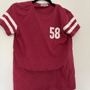 T-shirt  - Fin T-shirt som är i ett mycket bra skick