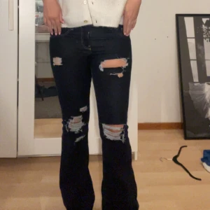 Lågmidjade Mörkblå Bootcut Jeans - Helt oanvända jeans (bortsett från bilderna) från HM! Jeansen är i storlek 40 men är ganska små i storleken💗 