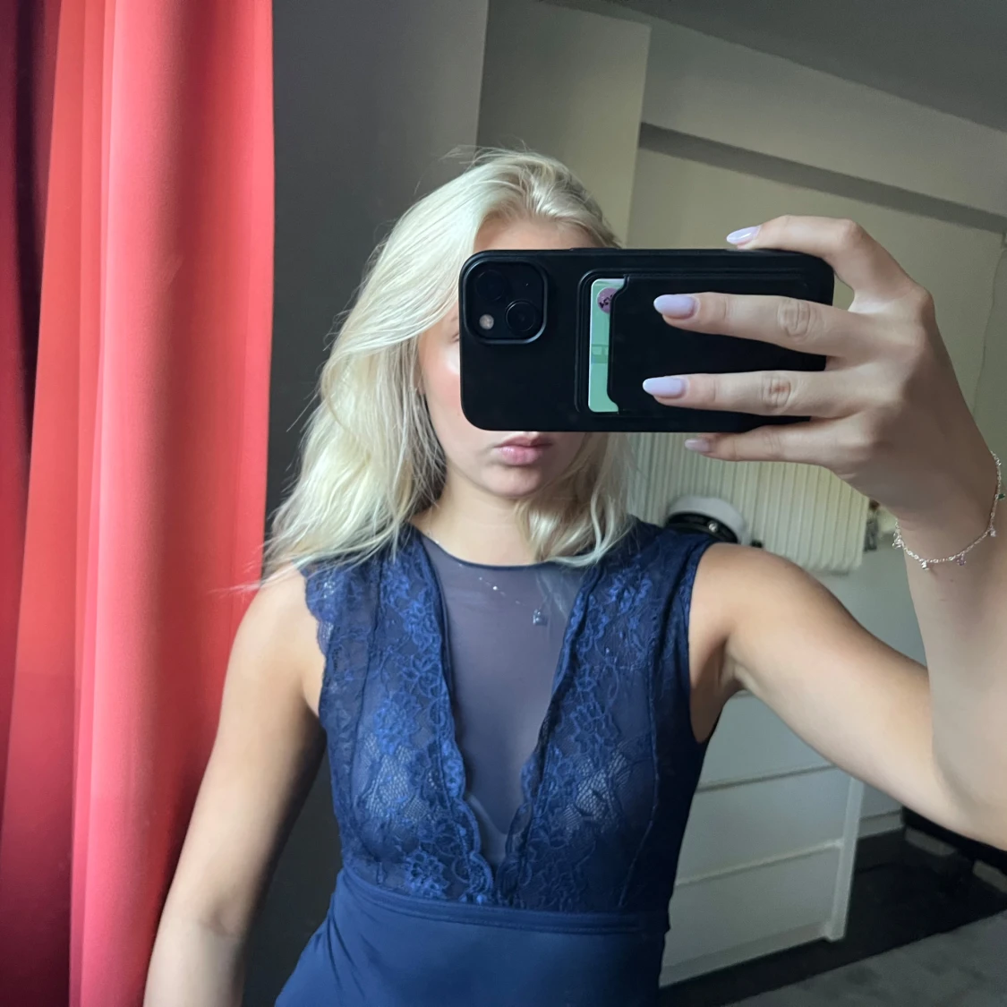 Mörkblå spetsig body med mesh - 1