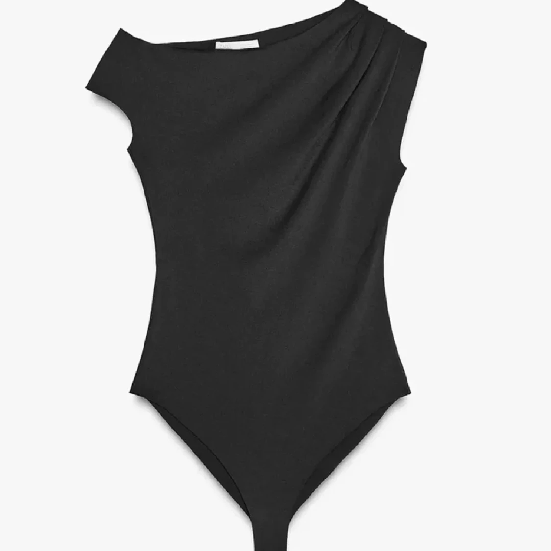 Svart oneshoulder bodysuit
